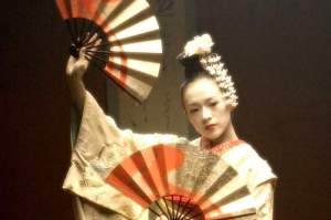 Source: http://www.fanpop.com/clubs/memoirs-of-a-geisha/images/10958731/title/sayuri-geisha-fan-dance-photo